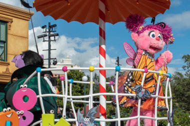 Orlando, Florida. 5 Ekim 2019. Seaworld 'deki Susam Sokağı Parti Yürüyüşü' nde Abby Cadabby (8)).
