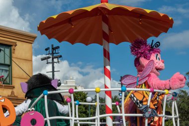 Orlando, Florida. 5 Ekim 2019. Seaworld 'deki Susam Sokağı Parti Yürüyüşü' nde Abby Cadabby (6.)