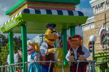 Orlando, Florida. 5 Ekim 2019. Seaworld 'deki Susam Sokağı Parti Yürüyüşü' nde Bert ve Ernie (1)