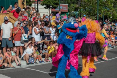 Orlando, Florida. 5 Ekim 2019. Seaworld 'deki Susam Sokağı Parti Geçidi' nde Kurabiye Canavarı ve Zoe (16))