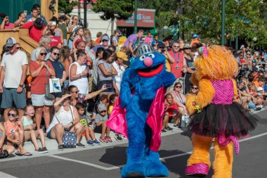 Orlando, Florida. 5 Ekim 2019. Seaworld 'deki Susam Sokağı Parti Geçidi' nde Kurabiye Canavarı ve Zoe (15))