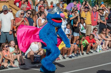 Orlando, Florida. 5 Ekim 2019. Seaworld 'deki Susam Sokağı Parti Yürüyüşünde Kurabiye Canavarı (13)