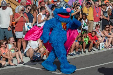 Orlando, Florida. 5 Ekim 2019. Seaworld 'deki Susam Sokağı Parti Yürüyüşünde Kurabiye Canavarı (14).