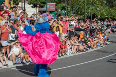 Orlando, Florida. 5 Ekim 2019. Seaworld 'deki Susam Sokağı Parti Yürüyüşünde Kurabiye Canavarı (15).