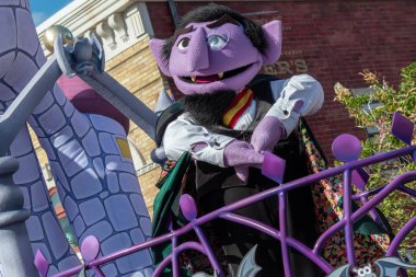 Orlando, Florida. 5 Ekim 2019. Seaworld 'deki Susam Sokağı Parti Geçidi' nde Kont Von Count (7)).