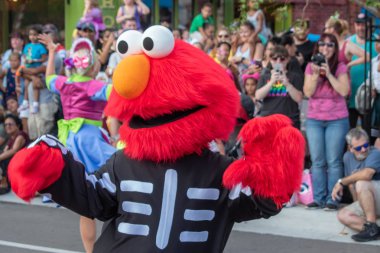 Orlando, Florida. 5 Ekim 2019. Seaworld 'deki Susam Sokağı Parti Geçidi' nde Elmo dansı (69)).
