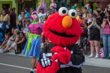 Orlando, Florida. 5 Ekim 2019. Seaworld 'deki Susam Sokağı Parti Geçidi' nde Elmo dansı (72))