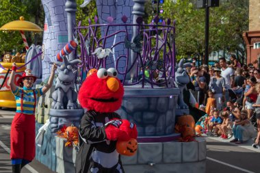 Orlando, Florida. 5 Ekim 2019. Seaworld 'deki Hallowwen Susam Sokağı Parti Geçidi' nde Elmo (104).