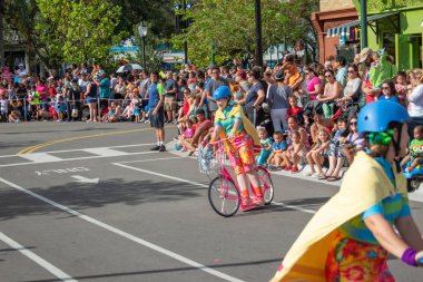 Orlando, Florida. 5 Ekim 2019. Seaworld 'deki Susam Sokağı Parti Geçidi' nde renkli bisiklete binen kızlar (5)).