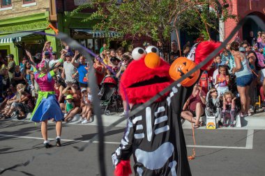 Orlando, Florida. 5 Ekim 2019. Orlando, Florida. 5 Ekim 2019. Seaworld Seaworld 'de Cadılar Bayramı Susam Sokağı Parti Geçidi' nde Elmo (109)).