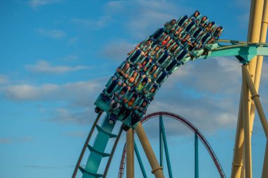 Orlando, Florida. 5 Ekim 2019. İnsanlar Seaworld 'de Kraken hız treninin keyfini çıkarıyorlar (2)