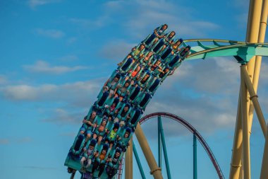 Orlando, Florida. 5 Ekim 2019. İnsanlar Seaworld 'de Kraken hız treninin keyfini çıkarıyorlar (3).