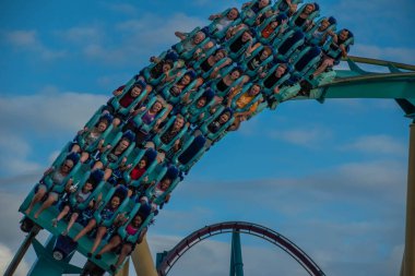 Orlando, Florida. 5 Ekim 2019. İnsanlar Seaworld 'de Kraken hız treninin keyfini çıkarıyorlar..