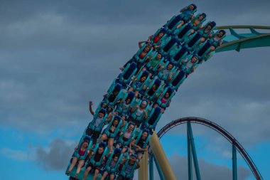 Orlando, Florida. 5 Ekim 2019. İnsanlar Seaworld 'de Kraken hız treninin keyfini çıkarıyorlar..