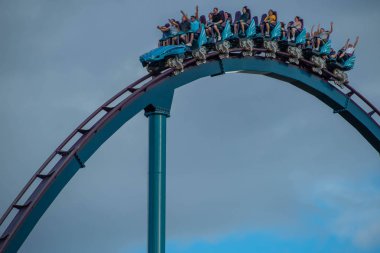Orlando, Florida. 5 Ekim 2019. İnsanlar Seaworld 'de inanılmaz eğleniyor Mako roller coaster (206).