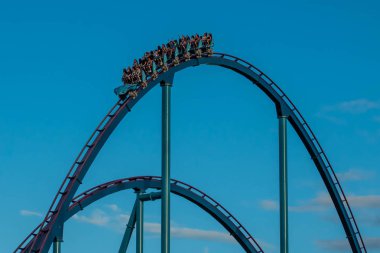 Orlando, Florida. 5 Ekim 2019. İnsanlar Seaworld 'de inanılmaz eğleniyor Mako roller coaster (212).