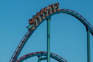Orlando, Florida. 5 Ekim 2019. İnsanlar Seaworld 'de inanılmaz eğleniyor Mako roller coaster (215).
