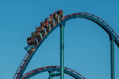 Orlando, Florida. 5 Ekim 2019. İnsanlar Seaworld 'de inanılmaz eğleniyor Mako roller coaster (216).