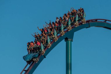 Orlando, Florida. 5 Ekim 2019. İnsanlar Seaworld 'de inanılmaz eğleniyor Mako roller coaster (218)
