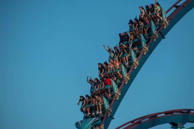 Orlando, Florida. 5 Ekim 2019. İnsanlar Seaworld 'de inanılmaz eğleniyor Mako roller coaster (219)