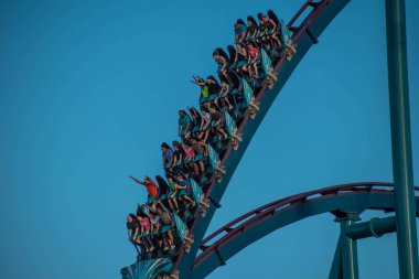 Orlando, Florida. 5 Ekim 2019. İnsanlar Seaworld 'de inanılmaz eğleniyor Mako roller coaster (221)