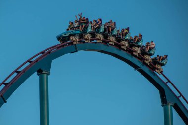 Orlando, Florida. 5 Ekim 2019. İnsanlar Seaworld 'de inanılmaz eğleniyor Mako roller coaster (222).