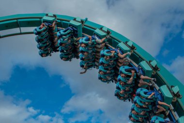Orlando, Florida. 5 Ekim 2019. İnsanlar Seaworld 'de müthiş eğleniyor Kraken hız treni (3))