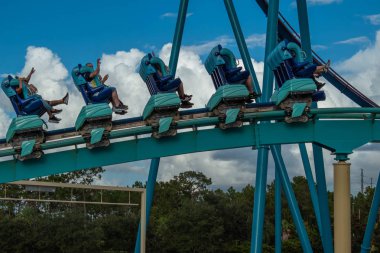 Orlando, Florida. 5 Ekim 2019. İnsanlar Seaworld 'de harika Kraken rollercoaster (4.)