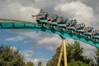 Orlando, Florida. 5 Ekim 2019. İnsanlar Seaworld 'de müthiş eğleniyor Kraken hız treni (9))