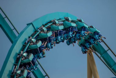 Orlando, Florida. 5 Ekim 2019. İnsanlar Seaworld 'de müthiş eğleniyor Kraken hız treni (31).