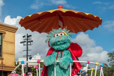 Orlando, Florida. 5 Ekim 2019. Seaworld 'deki Susam Sokağı Parti Geçidi' nde Rosita (2.).