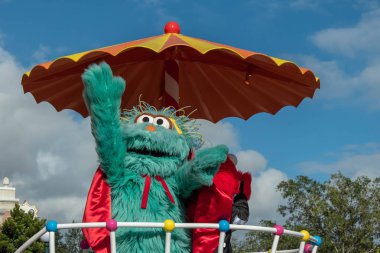 Orlando, Florida. 5 Ekim 2019. Seaworld 'deki Susam Sokağı Parti Geçidi' nde Rosita (9.)