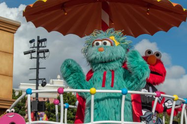 Orlando, Florida. 5 Ekim 2019. Seaworld 'deki Susam Sokağı Parti Geçidi' nde Rosita (13.).