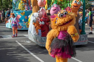 Orlando, Florida. 5 Ekim 2019. Seaworld 'deki Susam Sokağı Parti Geçidi' nde Zoe (11.).