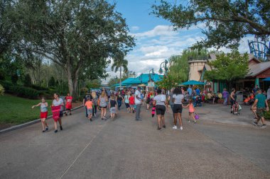 Orlando, Florida. 5 Ekim 2019. Seaworld tema parkında yürüyen insanlar (6).