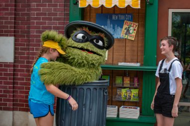 Orlando, Florida. 30 Temmuz 2019. Seaworld 2 'deki Susam Sokağı Parti Geçidi' nde Huysuz Oscar ve güzel kızlar..