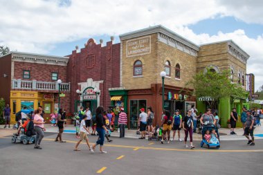 Orlando, Florida. 21 Eylül 2019. Seaworld 8 'deki Susam Sokağı' nda yürüyen insanlar.