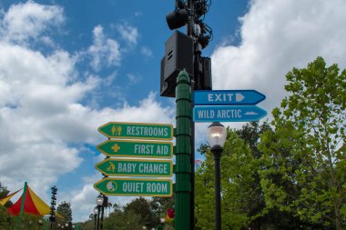 Orlando, Florida. 21 Eylül 2019. Seaworld 159 'da Bebek Değişimi ve İlk Yardım tabelası.