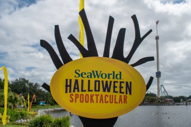 Orlando, Florida. 21 Eylül 2019. Seaworld 124 'teki renkli Cadılar Bayramı Spooktacular tabelası