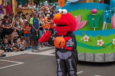 Orlando, Florida. 21 Eylül 2019. Cadılar Bayramı 'nda Elmo Seaworld 10' da Susam Sokağı Geçidi