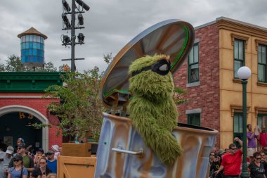 Orlando, Florida. 21 Eylül 2019. Seaworld 1 'deki Susam Sokağı Geçidi' nde Huysuz Oscar..