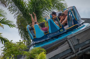Orlando, Florida. 21 Eylül 2019. 30. Deniz Dünyası 'nda Sonsuzluk Şelalesi' nin keyfini çıkaran insanlar.