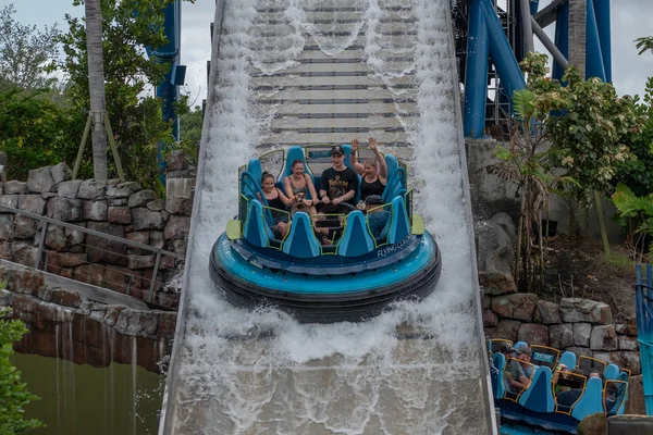 Orlando Florida Septiembre 2019 Gente Disfrutando Infinity Falls Seaworld — Foto de Stock
