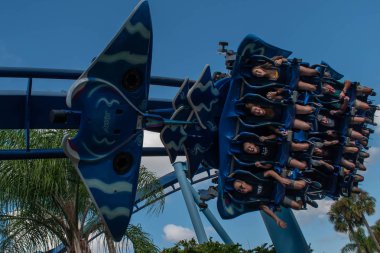 Orlando, Florida. 30 Eylül 2019. İnsanlar Seaworld 14 'te Manta Ray rollercoaster eğleniyor..