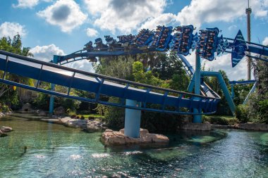 Orlando, Florida. 30 Eylül 2019. İnsanlar Seaworld 7 'de Manta Ray rollercoaster eğleniyor..