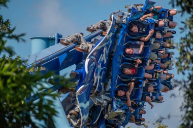 Orlando, Florida. 30 Eylül 2019. İnsanlar Seaworld 13 'te Manta Ray rollercoaster eğleniyor..