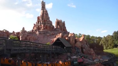 Orlando, Florida. 29 Eylül 2019. Büyülü Kigndom 'daki Büyük Şimşek Dağı Demiryolu' nun panoramik manzarası (1).