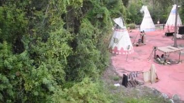 Orlando, Florida. 29 Eylül 2019. Sihirli Krallık 'taki Liberty Square Nehir Kayığı' ndan eski Kızılderili kampı.