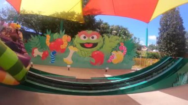 Orlando, Florida. 29 Eylül 2019. Seaworld 1 'de eğlenen kız Slimeys Kaydırağı