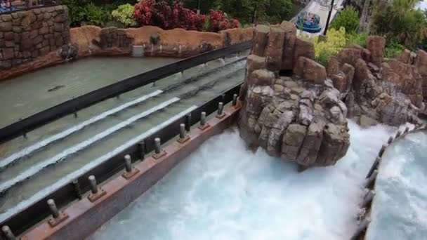 Orlando Florida Septiembre 2019 Gente Disfrutando Increíbles Infinity Falls Seaworld — Vídeo de stock